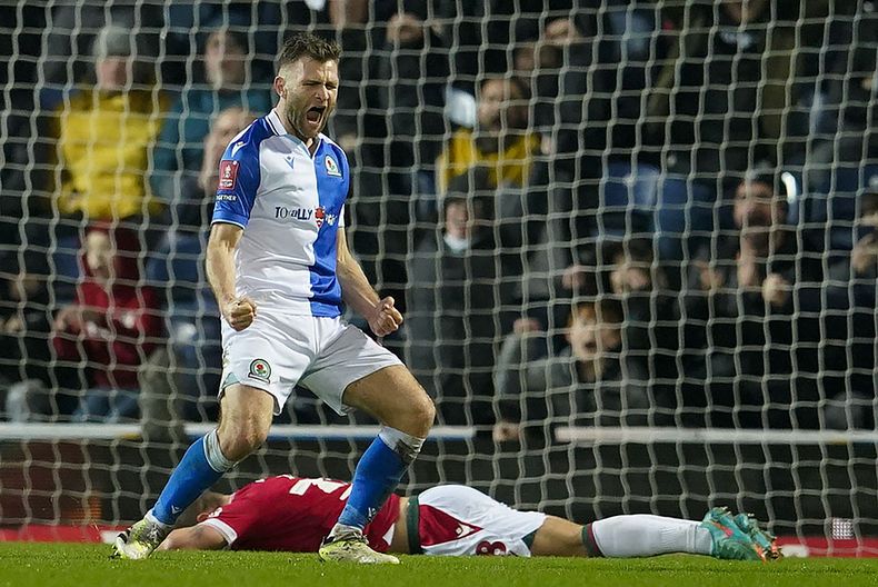 Sondre Tronstad, de Blackburn, celebra después de anotar el cuarto gol de su equipo durante el partido de fútbol de la cuarta ronda de la Copa FA entre Blackburn Rovers y Wrexham, en el estadio Ewood Park, in Blackburn, Inglaterra, el lunes 29 de enero de 2024. (AP Foto/Dave Thompson)