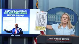 La secretaria de prensa de la Casa Blanca, Karoline Leavitt, sostiene una nota del presidente Donald Trump al presidente de la Reserva Federal, Jerome Powell, escrita en una lista de tasas de bancos centrales de todo el mundo, mientras habla con reporteros en la sala de prensa James Brady de la Casa Blanca, el lunes 30 de junio de 2025, en Washington. (AP Foto/Alex Brandon)