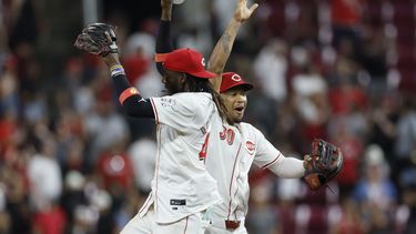 El dominicano Elly De La Cruz y Will Benson de los Rojos de Cincinnati celebran la victoria ante los Gigantes de San Francisco el sábado 3 de agosto del 2024. (AP Foto/Jay LaPrete)