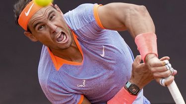 Rafael Nadal saca ante Zizou Bergs en el Abierto de Italia, el jueves 9 de mayo de 2024. (AP Foto/Andrew Medichini)