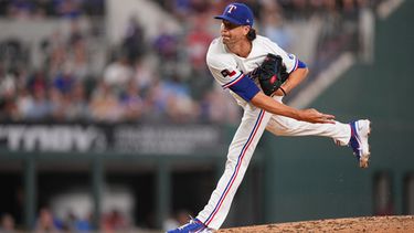 El lanzador abridor de los Rangers de Texas, Jacob deGrom, lanza ante los Angelinos de Los Ángeles durante la cuarta entrada de un partido de béisbol, el martes 7 de julio de 2026, en Arlington, Texas. (Foto AP/Julio Cortez)