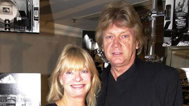 El cantante de Moody Blues, John Lodge, y su esposa llegan al Hotel Grosvenor de Londres, el 18 de octubre de 2001. (Lionel Healing/PA vía AP, archivo)