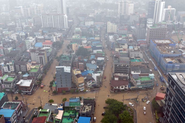 Calles parcialmente inundadas por fuertes lluvias se ven en Geoje, Corea del Sur, el lunes 17 de agosto de 2026. (Kim Dong-min/Yonhap via AP)