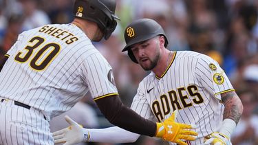 Jackson Merrill, de los Padres de San Diego, festeja con Gavin Sheets, tras conectar un cuadrangular ante los Astros de Houston, el sábado 8 de agosto de 2026 (AP Foto/Gregory Bull)