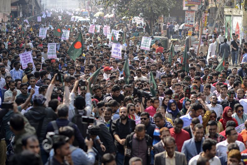 Partidarios de la ex primera ministra de Bangladesh Khaleda Zia y su Partido Nacionalista de Bangladesh marchan hacia la Alta Comisión India en Daca, Bangladesh en una protesta el 8 de diciembre del 2024. (AP foto/Mahmud Hossain Opu)