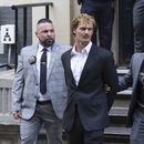 ARCHIVO - Detectives de la policía de Nueva York retiran a Daniel Penny, centro, de la comisaría el 12 de mayo de 2023. Aspirantes a la candidatura republicana han acudido en apoyo de Penny, un veterano de los Marines, filmado en video cuando sujetaba en el metro a un pasajero negro agitado con una toma de estrangulamiento que le provocó la muerte. (AP Foto/Jeenah Moon, File)