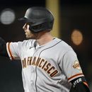 Austin Slater, de los Gigantes de San Francisco, hace un gesto hacia la cueva, tras remolcar una carrera con un sencillo en el duelo del miércoles 7 de junio de 2023, ante los Rockies de Colorado (AP Foto/David Zalubowski)