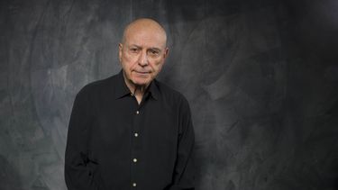 ARCHIVO - Alan Arkin posa para un retrato en The Fender Music Lodge en el Festival de Cine de Sundance en Park City, Utah, el 25 de enero de 2011. Arkin, el actor de carácter que demostró su versatilidad en la comedia y el drama al recibir recibió cuatro nominaciones al Premio de la Academia y ganó un Oscar en 2007 por Little Miss Sunshine, falleció a los 89 años. (Foto AP/Victoria Will, archivo)