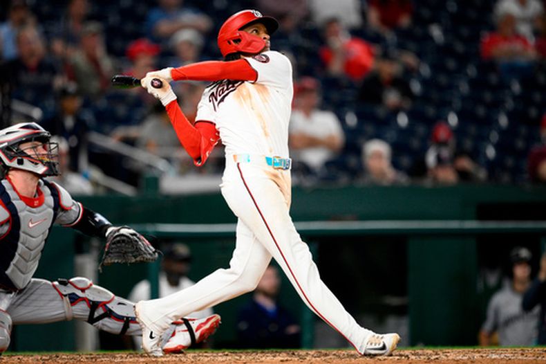 CJ Abrams, de los Nacionales de Washington, sigue el vuelo de la pelota de su grand slam durante la octava entrada del juego de béisbol de Grandes Ligas contra los Mellizos de Minnesota el miércoles 6 de mayo de 2026, en Washington. (AP Foto/Nick Wass)
