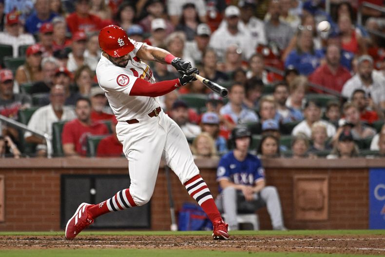 Tommy Pham de los Cardenales de San Luis batea un grand slam en la quinta entrada del encuentro ante los Rangers de Texas el martes 30 de julio del 2024. (AP Foto/Joe Puetz)