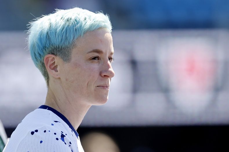En foto del 9 de julio del 2023, la estadounidense Megan Rapinoe observa la segunda mitad de un encuentro amistoso ante Gales en San José, California. (AP Foto/Josie Lepe)