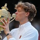 El italiano Jannik Sinner le da un beso al trofeo de Wimbledon al vencer en la final al alemán Alexander Zverev el domingo 12 de julio del 2026. (AP Foto/Kin Cheung)