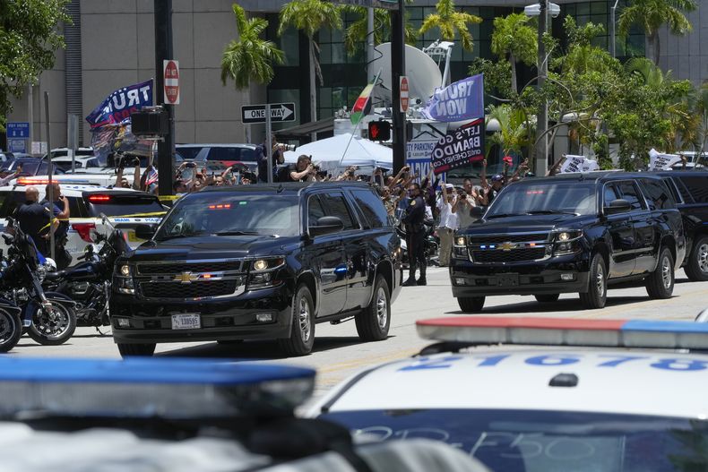 Una caravana de vehículos que acompaña al expresidente Donald Trump llega a la Corte Federal Wilkie D. Ferguson Jr, en Miami, para que responda a la acusación de haber conservado documentos gubernamentales clasificados, el martes 13 de junio de 2023. En la calle, numerosas personas muestran su apoyo al exmandatario. (AP Photo/Marta Lavandier)
