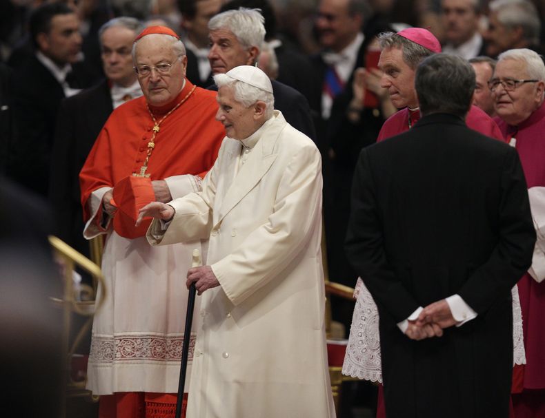 El papa em&eacute;rito Benedicto XVI, al centro, es acompa&ntilde;ado del cardenal Angelo Sonado, a la izquierda, y seguido del arzobispo Georg Gaensweing a su llegada al consistorio que tiene lugar en la Bas&iacute;lica de San Pedro en el Vaticano,e l s&