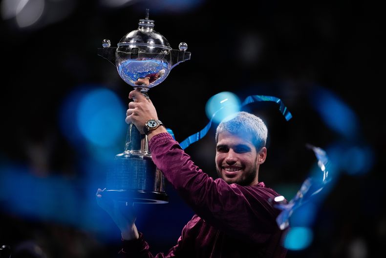Carlos Alcaraz posa con el trofeo de campeón del Abierto de Japón tras derrotar a Taylor Fritz en la final, el martes 30 de septiembre de 2025, en Tokio. (AP Foto/Louise Delmotte)