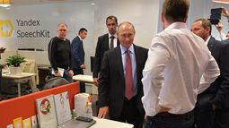 El presidente ruso Vladimir Putin (cent) en la sede de la compañía Yandex en Moscú el 21 de septiembre de 2017. (Alexei Druzhinin, Sputnik, Kremlin Pool Photo via AP)