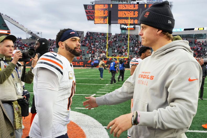 El quarterback de los Bengals de Cincinnati Joe Burrow saluda al quarterback de los Bears de Chciago Caleb Williams en el encuentro del domingo 2 de noviembre del 2025. (AP Foto/Jeff Dean)