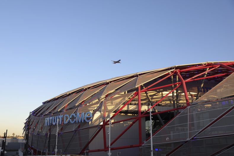 Una vista del exterior del Intuit Dome casa de Los Clippers de Los Ángeles de la NBA antes del encuentro ante los Suns de Phoenix el miércoles 23 de octubre del 2024. (AP Foto/Ryan Sun)