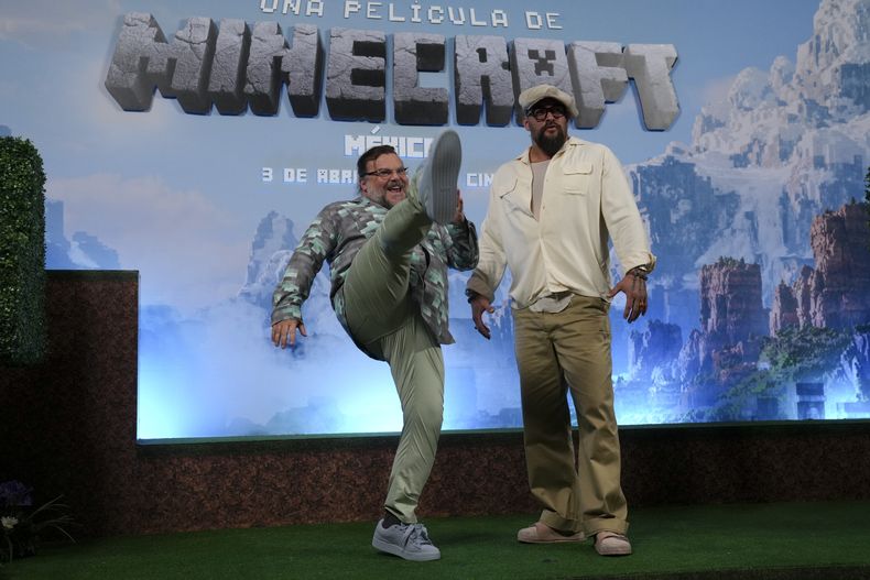 Jack Black, izquierda, y Jason Momoa posan durante una sesión de fotos para la promoción de la película A Minecraft Movie en la Ciudad de México, el viernes 21 de marzo de 2025. (Foto AP/Marco Ugarte)