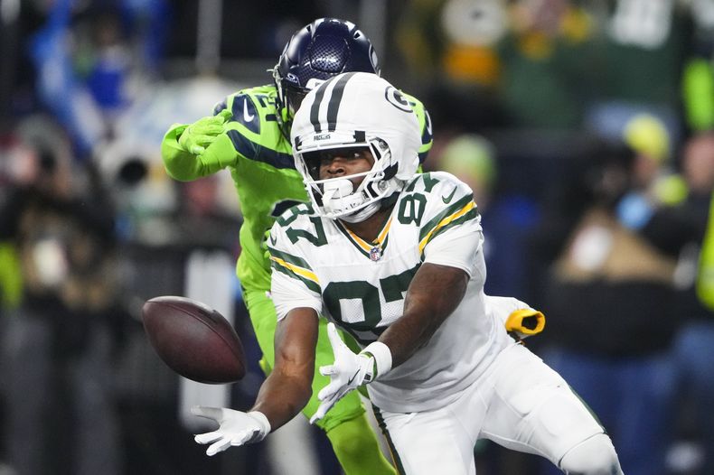 Romeo Doubs, wide receiver de los Packers de Green Bay, atrapa un pase de touchdown frente a Devon Witherspoon, de los Seahawks de Seattle, durante la segunda mitad del partido de la NFL, el domingo 15 de diciembre de 2024, en Seattle. (AP Foto/Lindsey Wasson)