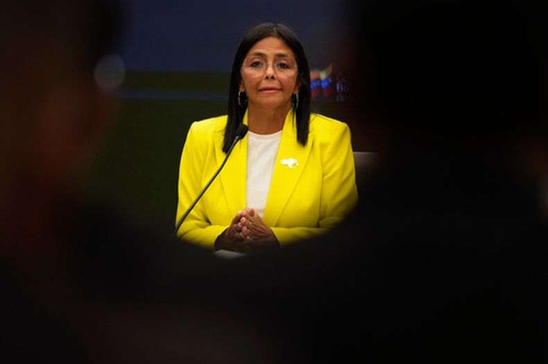 ARCHIVO – La vicepresidenta y ministra del petróleo de Venezuela, Delcy Rodríguez, ofrece una conferencia de prensa en el palacio presidencial de Miraflores en Caracas, Venezuela, el 10 de marzo de 2025. (AP Foto/Ariana Cubillos, Archivo)