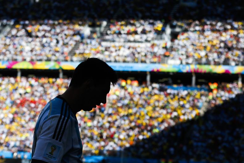 Lionel Messi, de Argentina, se prepara para cobrar un tiro libre frente a Suiza, en los octavos de final de la Copa del Mundo, el martes 1 de julio de 2014, en Sao Paulo (AP Foto/V&iacute;ctor R. Caivano)