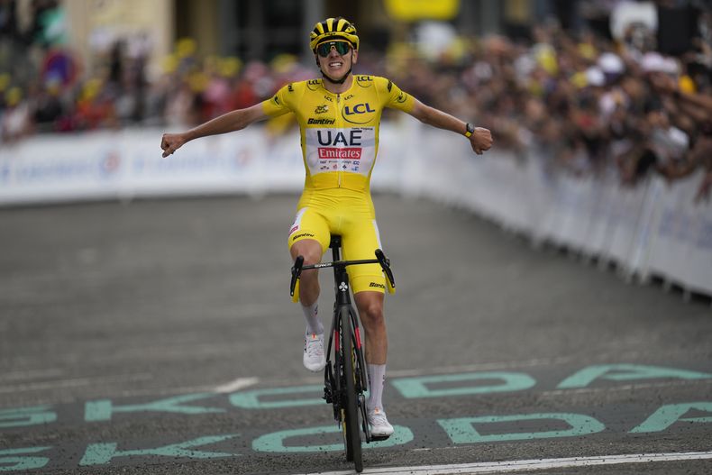 El esloveno Tadej Pogacar cruza la meta tras ganar la 14ma etapa del Tour de Francia portando el maillot amarillo de líder general el sábado 13 de julio del 2024. (AP Foto/Jerome Delay)