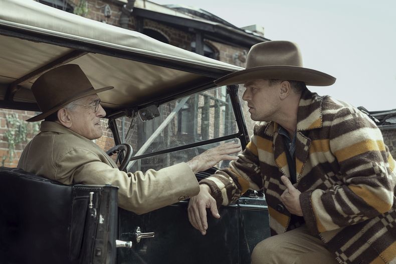 En esta imagen proporcionada por Apple TV+, Robert De Niro, izquierda, y Leonardo DiCaprio en una escena de Killers of the Flower Moon. (Melinda Sue Gordon/Apple TV+ vía AP)