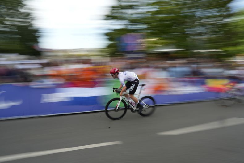 El estadounidense Elouan Gardon compite en la prueba de ciclismo de ruta categoría C4-5 en los Juegos Paralímpicos de París el viernes 6 de septiembre del 2024. (AP Foto/Aurelien Morissard)
