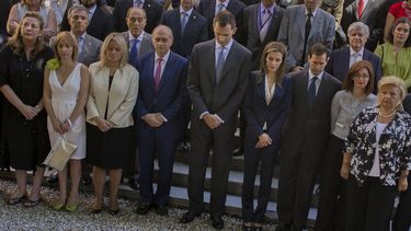 americateve | El rey Felipe VI de Espa&ntilde;a, centro izquierda, la reina Letizia, centro derecha y el ministro del Interior Jorge Fern&aacute;ndez D&iacute;az, cuarto izquierda en primera fila, realizan un minuto de silencio en memoria de las v&iacute;ctimas del ter