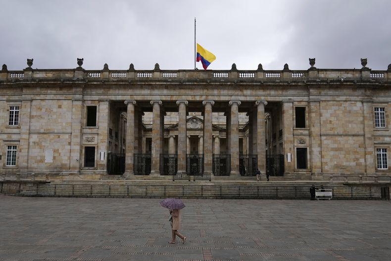 La bandera ondea a media asta en el Congreso en Bogotá, Colombia, después del anuncio de la muerte del senador opositor Miguel Uribe, más de dos meses después de que le dispararan durante un mitin de campaña, el lunes 11 de agosto de 2025. (AP Foto/Fernando Vergara)