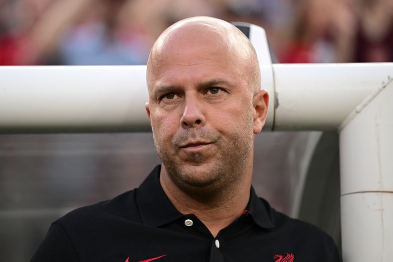ARCHIVO - Foto del 31 de julio del 2024, el técnico del Liverpool Arne Slot en la banda ants de un encuentro amistoso ante el Arsenal. (AP Foto/Derik Hamilton, File)