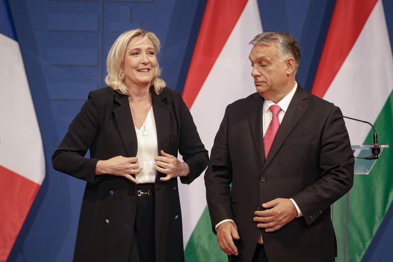 La ultraderechista francesa Marine le Pen con el primer ministro húngaro Viktor Orban en Budapest, Hungría, el 26 de octubre del 2021. (AP foto/Laszlo Balogh)