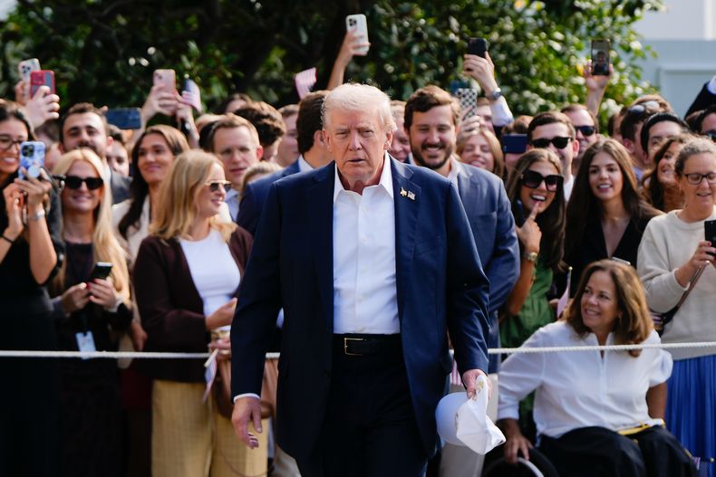 El presidente de Estados Unidos, Donald Trump, camina para hablar con periodistas tras saludar a partidarios, antes de salir de la Casa Blanca, el viernes 26 de septiembre de 2025 en Washington. (AP Foto/Julia Demaree Nikhinson)