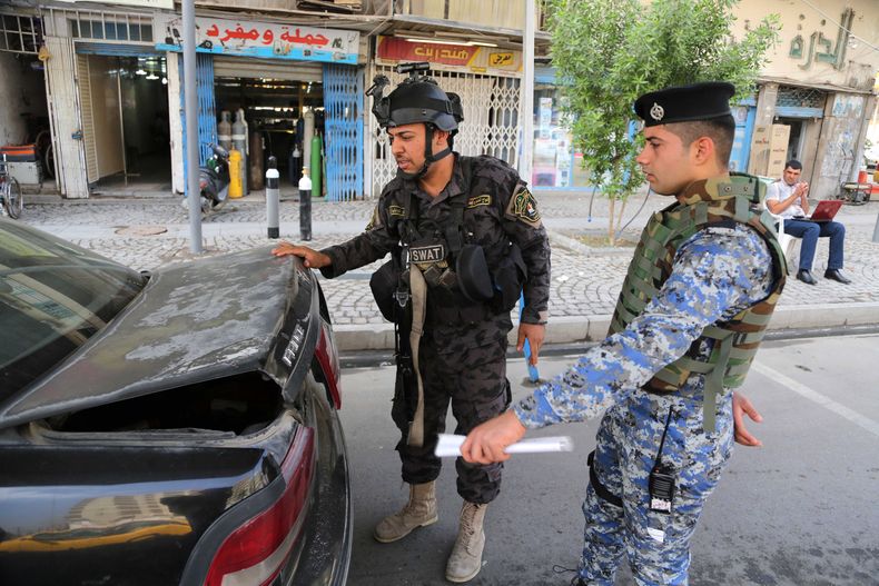 Polic&iacute;as iraqu&iacute;es registran un coche en el centro de Bagdad, Irak, el jueves 31 de octubre del 2013. El primer ministro Nuri al-Maliki pedir&aacute;  ayuda a Washington para combatir a los insurgentes islamistas de al-Qaida en Irak. (Foto AP