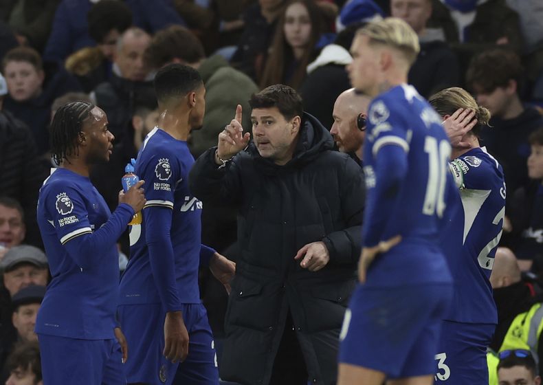 El técnico del Chelsea Mauricio Pochettino hace un gesto mientras habla con Raheem Sterling en el encuentro ante el Sheffield United el sábado 16 de diciembre del 2023. (AP Foto/Ian Walton)