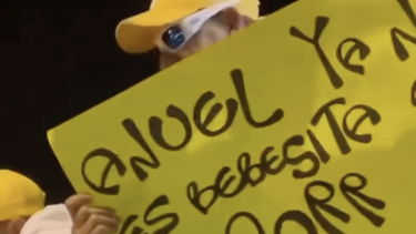 doble de feid se pasea por las calles con cartel para anuel y le dice que karol g no es su bebecita