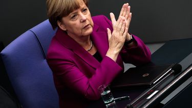 americateve | La canciller alemana Angela Merkel antes de dar un mensaje ante el Bundestag o Parlamento alem&aacute;n, en Berl&iacute;n, el mi&eacute;rcoles 4 de junio de 2014. (Foto AP/Markus Schreiber)