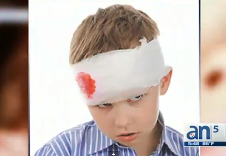 Siempre se ha dicho que cuando un niño tose y se queda sin respiración hay que levantarle las manos o tendemos a moverlo fuerte. También cuando sangran de la nariz hay quienes les inclinan demasiado la cabeza hacia atrás.