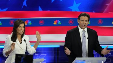 Nikki Haley, exembajadora de Estados Unidos ante la ONU, y el gobernador de Florida, Ron DeSantis, hablan durante un debate de aspirantes a la candidatura republicana a la presidencia, el miércoles 8 de noviembre de 2023, en el Centro Adrienne Arsht para las Artes Escénicas del condado Miami-Dade, en Miami. (AP Foto/Rebecca Blackwell)
