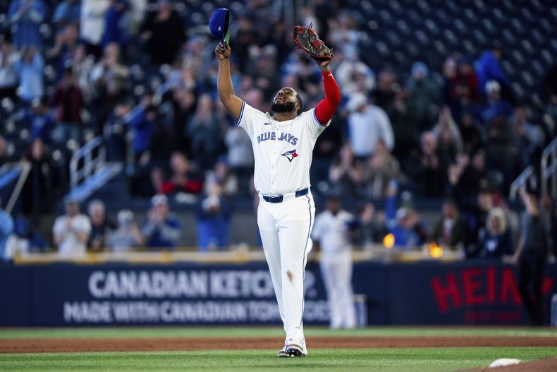 El dominicano Vladimir Guerrero, de los Azulejos de Toronto, festeja la victoria 6-3 sobre los Bravos de Atlanta, el martes 15 de abril de 2025 (Thomas Skrlj/The Canadian Press via AP)