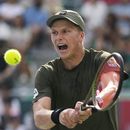 ARCHIVO - Foto del 1 de octubre del 2022, el estadounidense Jenson Brooksby regresa una bola al canadiense Denis Shapovalov en el Abierto de Corea. El miércoles 5 de julio del 2023, Brooksby reconoce que aceptó una suspensión provisional por no presentarse a tres pruebas antidopaje. (AP Foto/Lee Jin-man, Archivo)