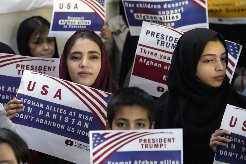 ARCHIVO - Refugiados afganos sostienen pancartas durante una reunión para discutir su situación después de que el presidente Donald Trump suspendió los programas de refugiados de EEUU, en Islamabad, Pakistán, el 24 de enero de 2025. (AP Foto/Anjum Naveed, Archivo)