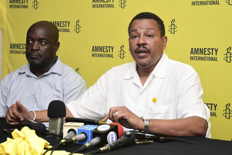 Irungu Houghton, director ejecutivo de Amnesty Kenya, en conferencia de prensa en Mombasa, Kenia, el 13 de mayo del 2025. (AP foto)