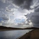 Vista del canal All-American, el 13 de agosto de 2022, cerca de Winterhaven, California. El canal transporta agua desde el río Colorado hasta el Valle Imperial. (Foto AP/Gregory Bull, Archivo)