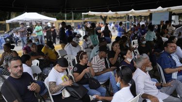 Familiares esperan para recibir los restos de sus seres queridos, que fallecieron en el club nocturno Jet Set días después de que su techo se derrumbara, matando a más de 200 personas, en el Instituto Nacional de Patología Forense, en Santo Domingo, República Dominicana, el viernes 11 de abril de 2025. (AP Foto/Matias Delacroix)