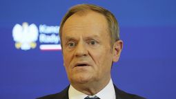 El primer ministro de Polonia, Donald Tusk, ofrece una conferencia de prensa poco después de asumir el gobierno, el miércoles 27 de diciembre de 2023. (AP Foto/Czarek Sokolowski)