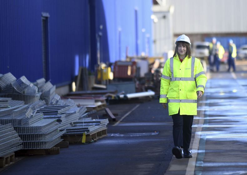 La ministra de finanzas de Reino Unido, Rachel Reeves, en una visita a Babcock International, en Rosyth, Escocia, el viernes 14 de marzo de 2025. (Mike Boyd/PA vía AP)