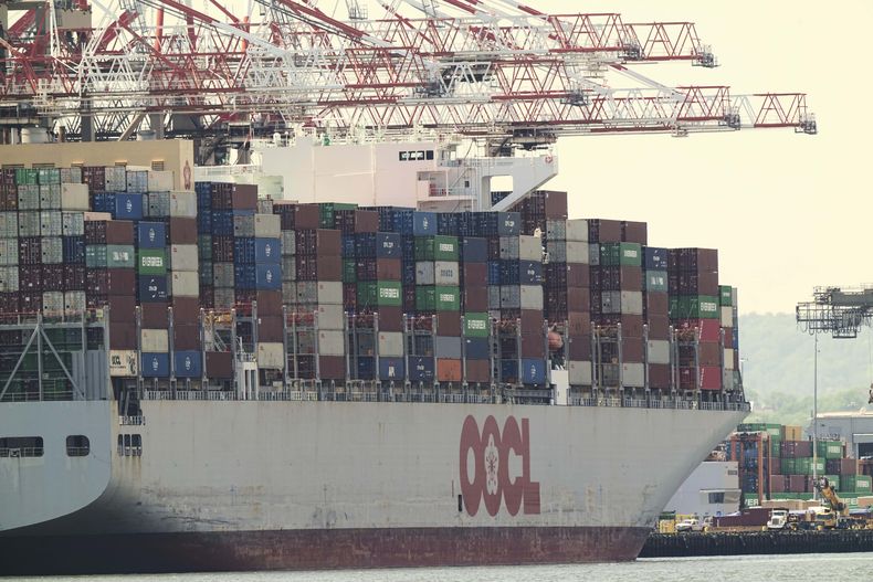 Un buque de carga, anclado en el Puerto de Nueva York y Nueva Jersey en Elizabeth, Nueva Jersey, el lunes 12 de mayo de 2025. (AP Foto/Matt Rourke)