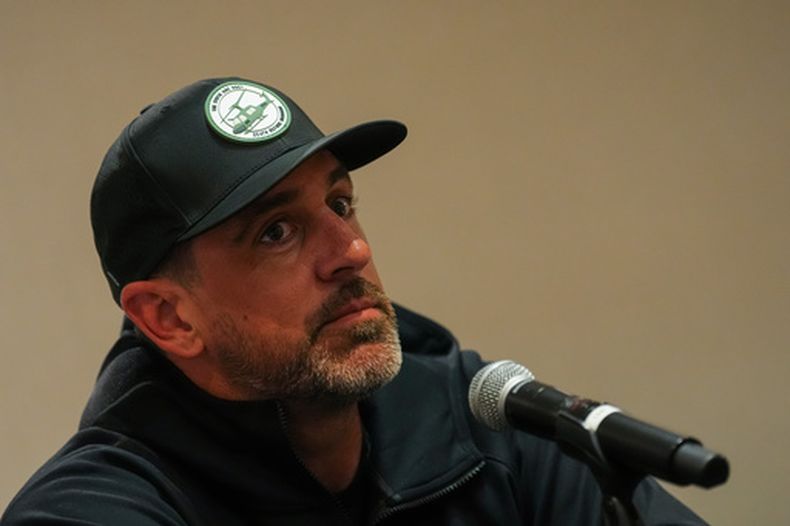 El quarterback Aaron Rodgers, de los Steelers de Pittsburgh, habla en una conferencia de prensa el viernes 23 de octubre de 2026, en París. (AP Foto/Aurelien Morissard)